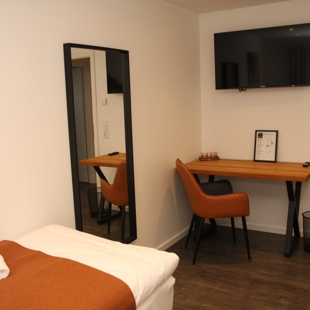 Schlafzimmer 2 mit Arbeitsplatz und Smart TV für komfortables Arbeiten und Entspannen