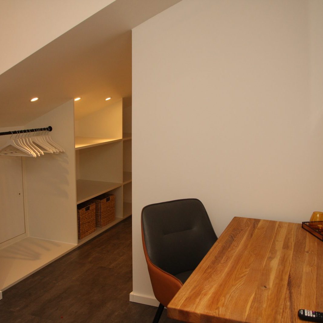 Helles Schlafzimmer 1 – ideal zum Arbeiten und Entspannen