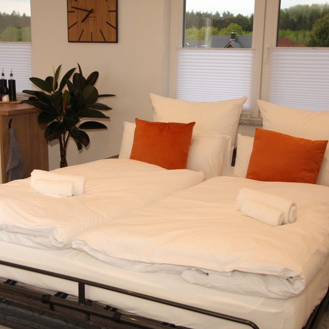 Bezogene Schlafcouch im ausgezogenen Zustand – bereit für eine erholsame Nacht