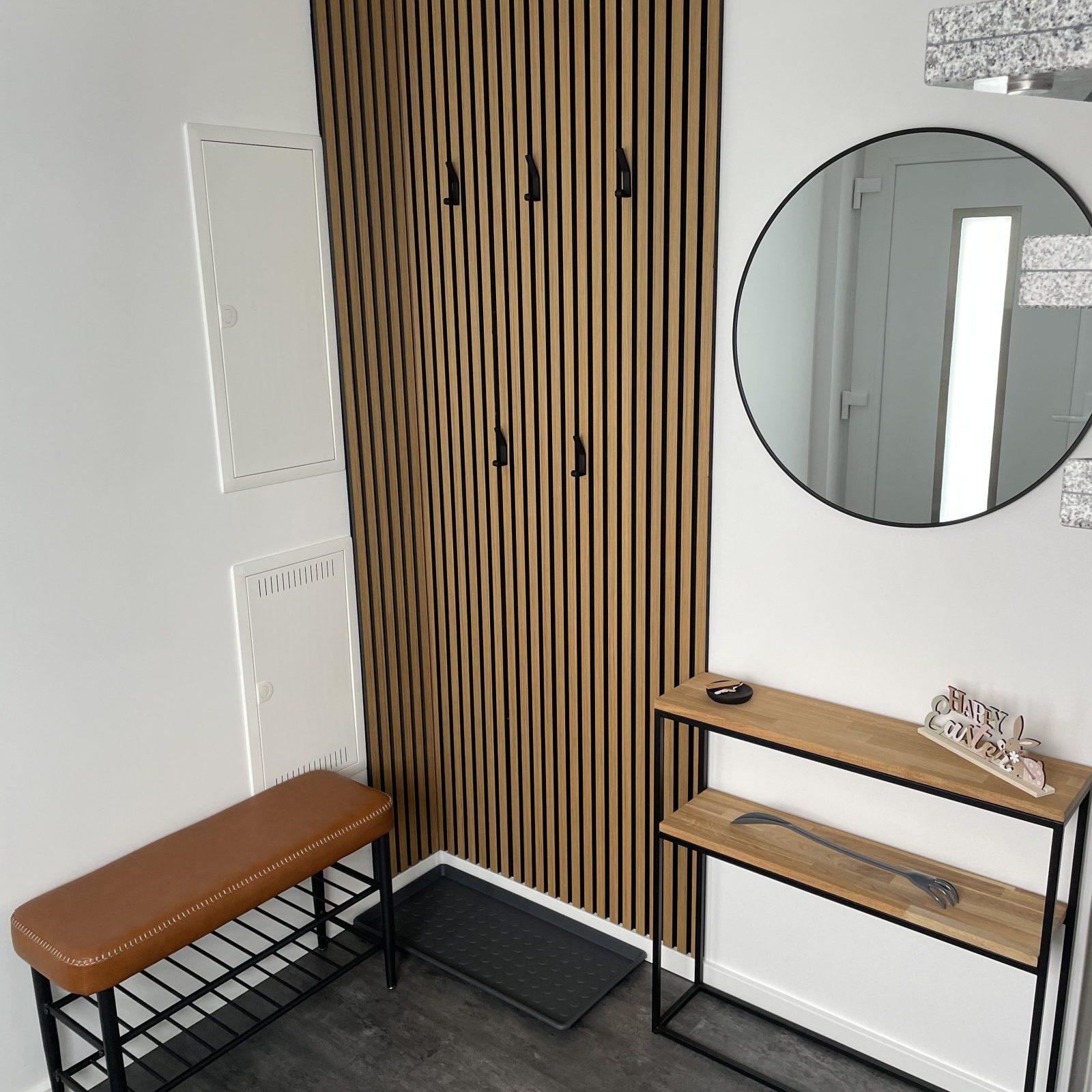 Ansicht des Eingangsbereichs mit Garderobe und Treppe zum oberen Geschoss