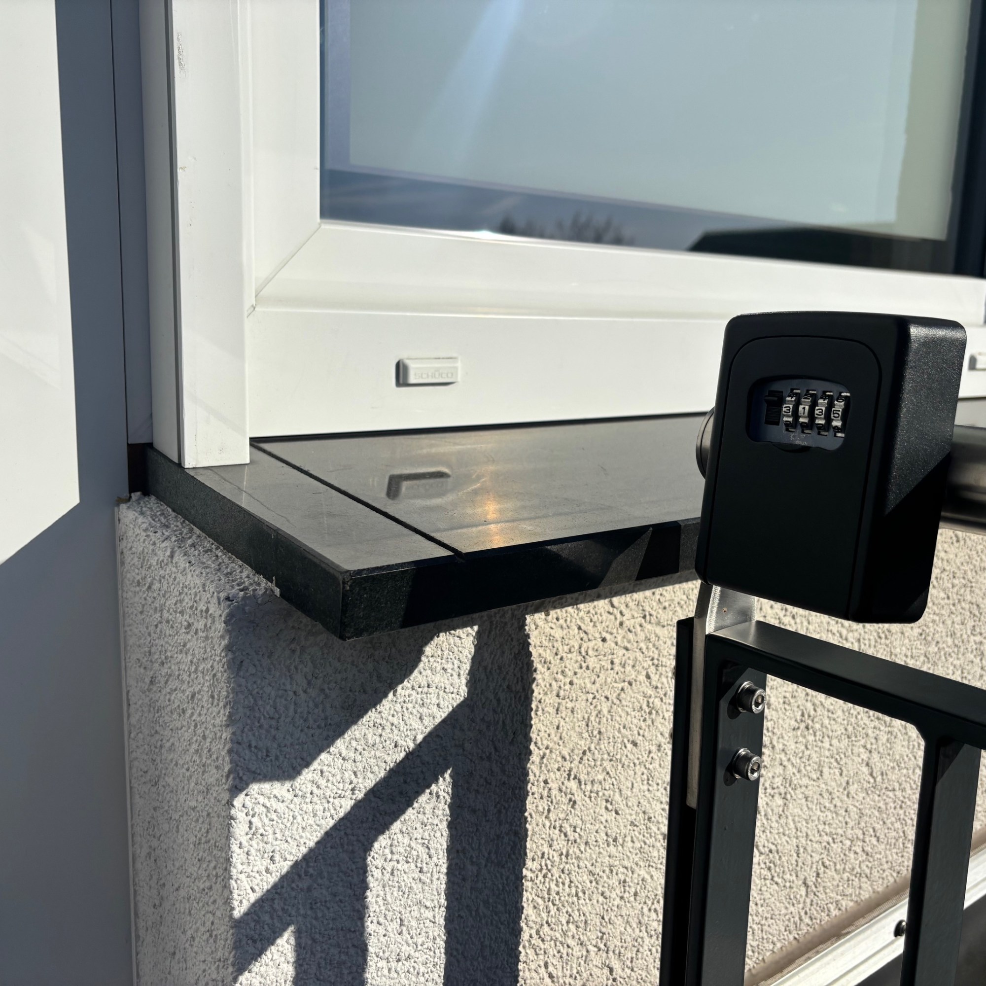 Schlüsselbox am Geländerrahmen ermöglicht unkomplizierten Zugang zum Apartment