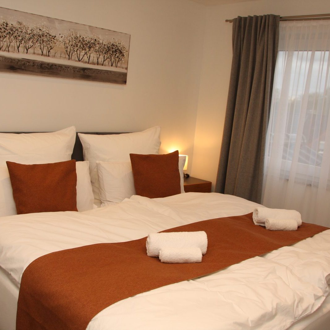 gemütliches Schlafzimmer mit einem Boxspringbett für 2 Personen