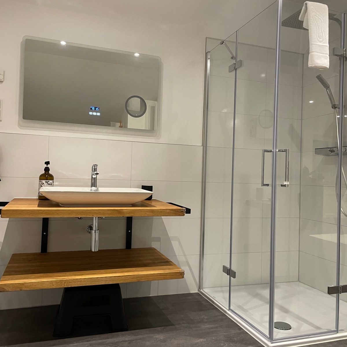 Elegantes Bad mit bodengleicher Dusche und modernem Waschbecken