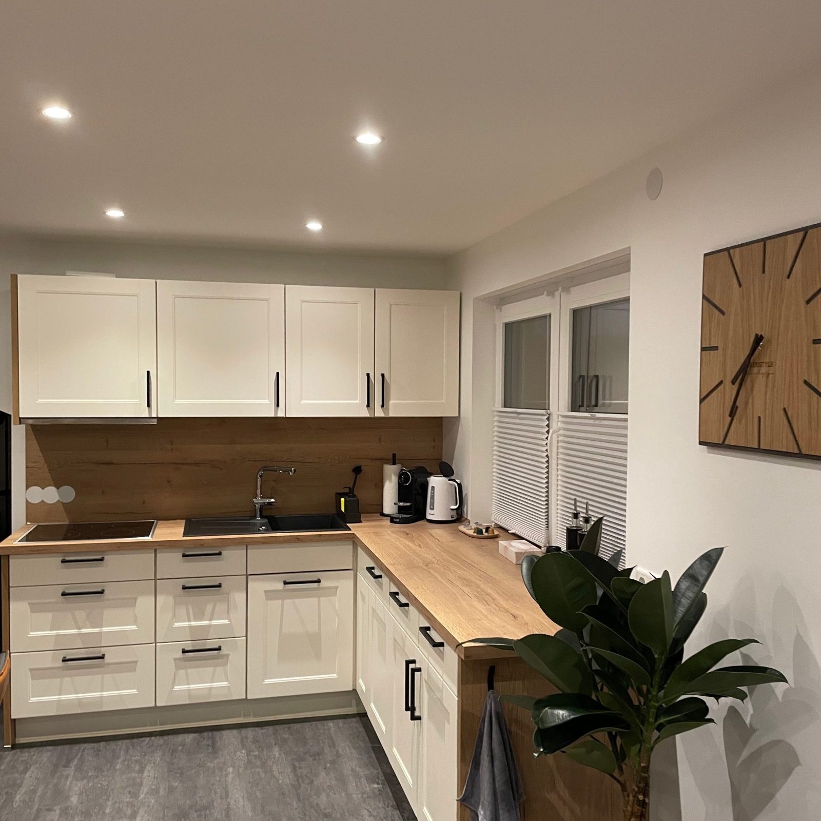 Frontansicht von vollausgestatteten Einbauküche