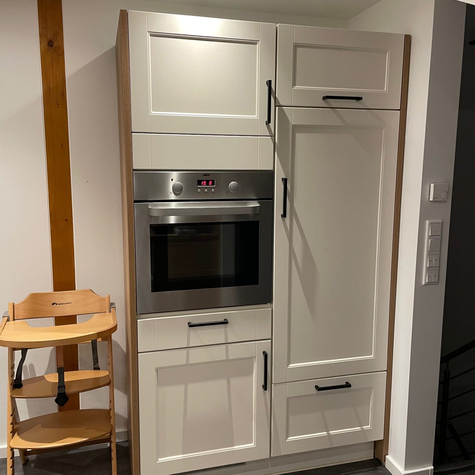 Küchenansicht mit eingebautem Ofen auf bequemer Höhe, Apartment Augustdorf“