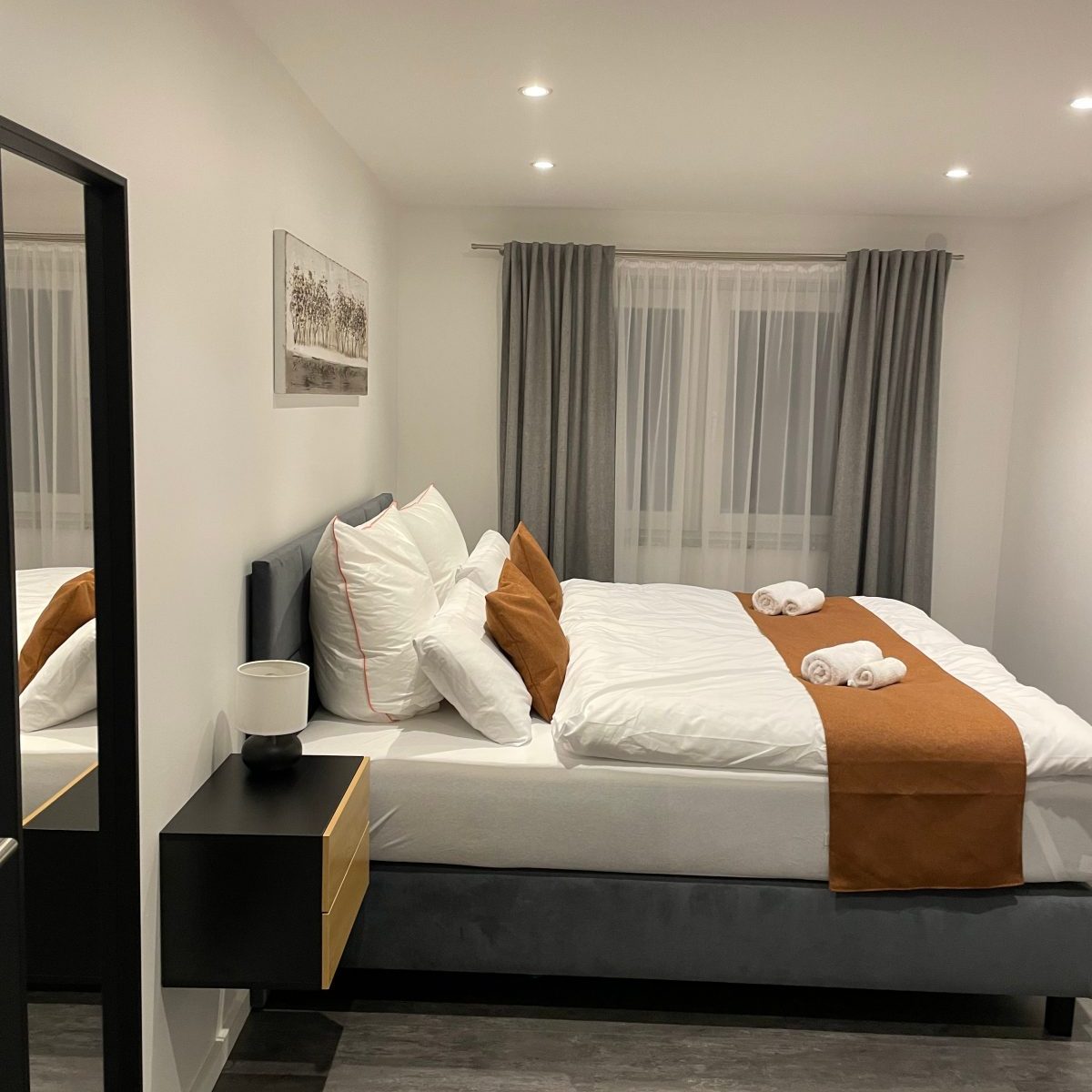 Abbildung des modernen Doppelbettes im stilvoll eingerichteten Schlafzimmer