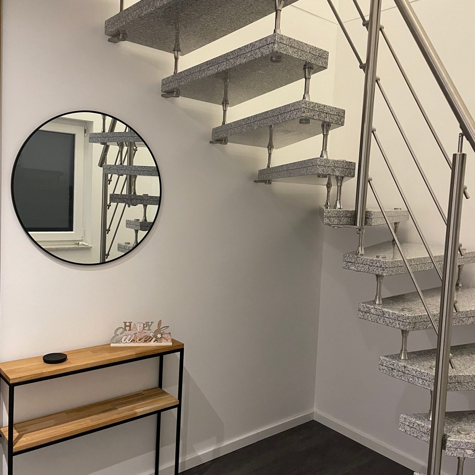 Ansicht des Eingangsbereichs mit Garderobe und Treppe zum oberen Geschoss