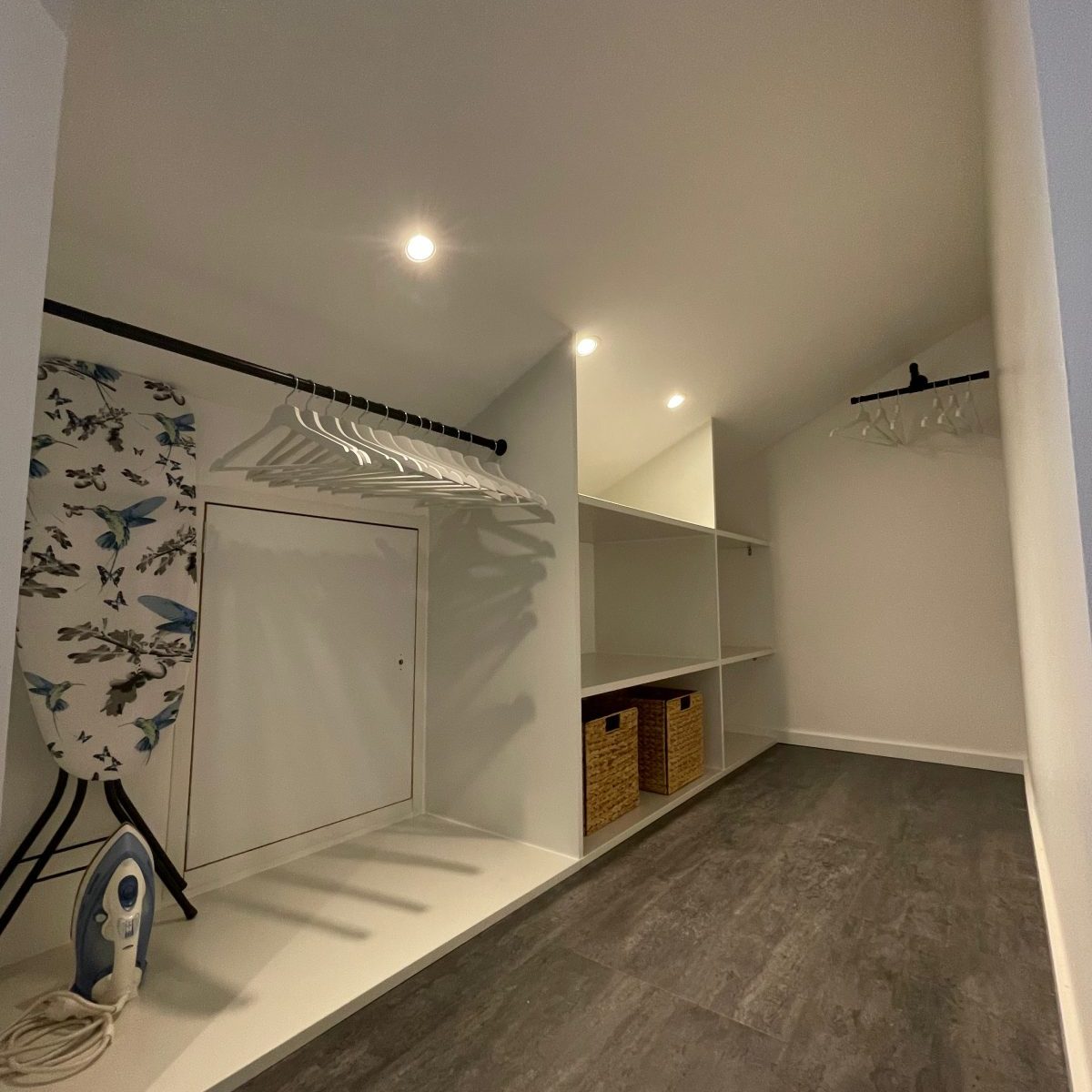 Begehbarer Kleiderschrank im Schlafzimmer 1 mit viel Stauraum und praktischen Bügelmöglichkeiten