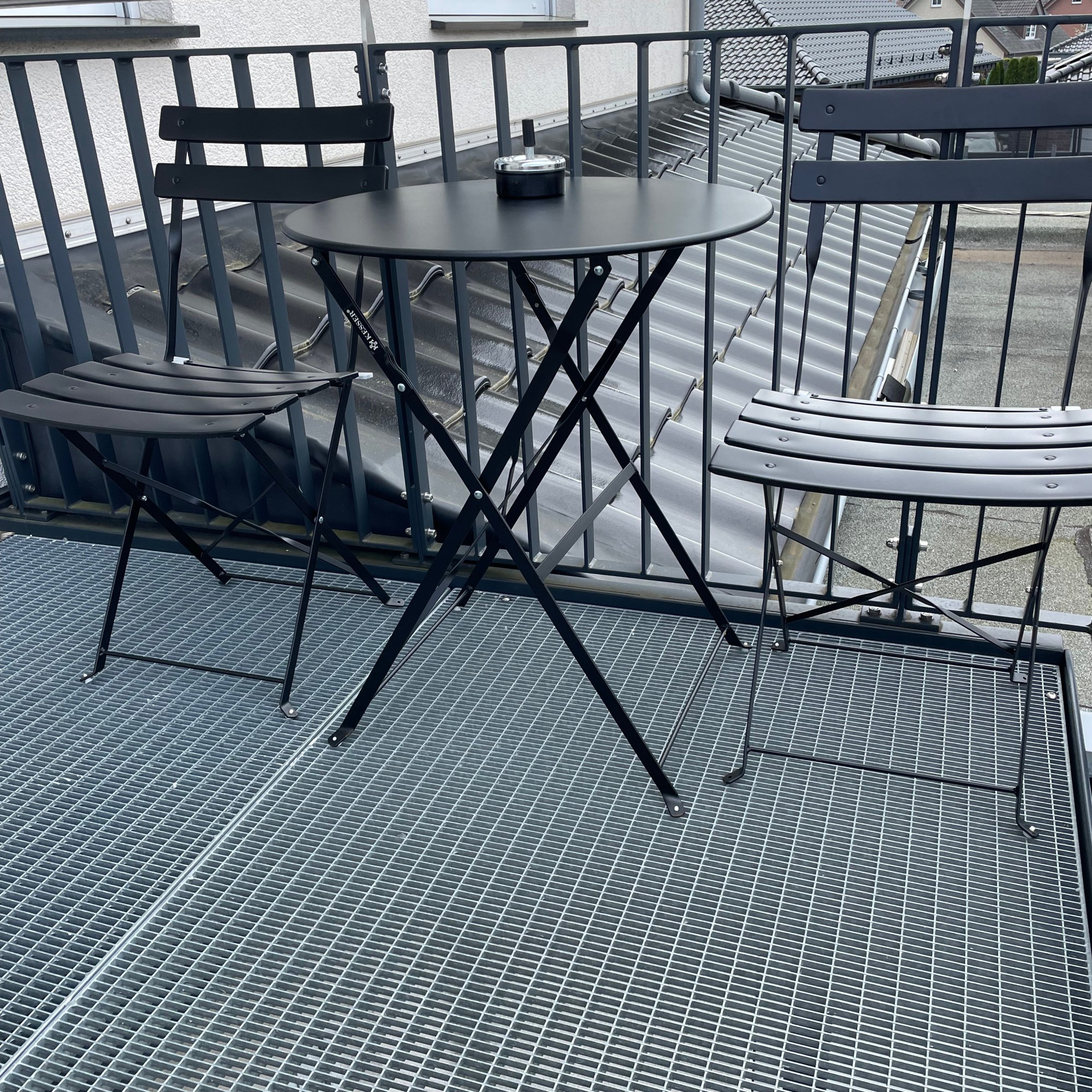 Ansicht des Außenbereichs mit zweit Sitzstühlen und einem kleinen runden Tisch