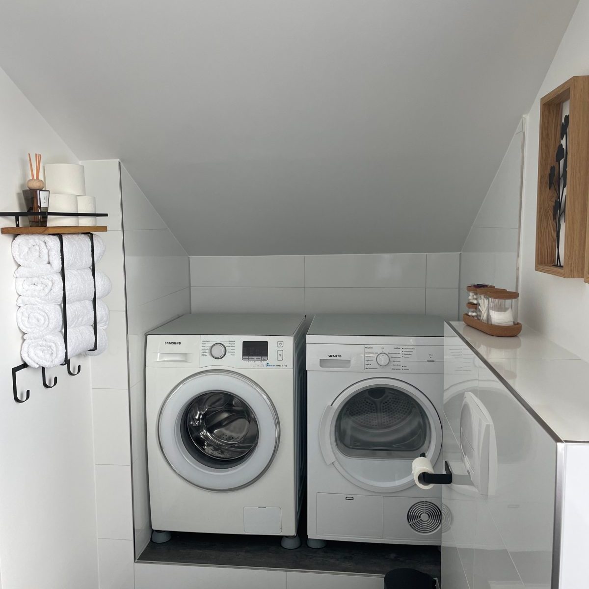 Vollausgestattetes Badezimmer mit praktischer Waschmaschine und Trockner