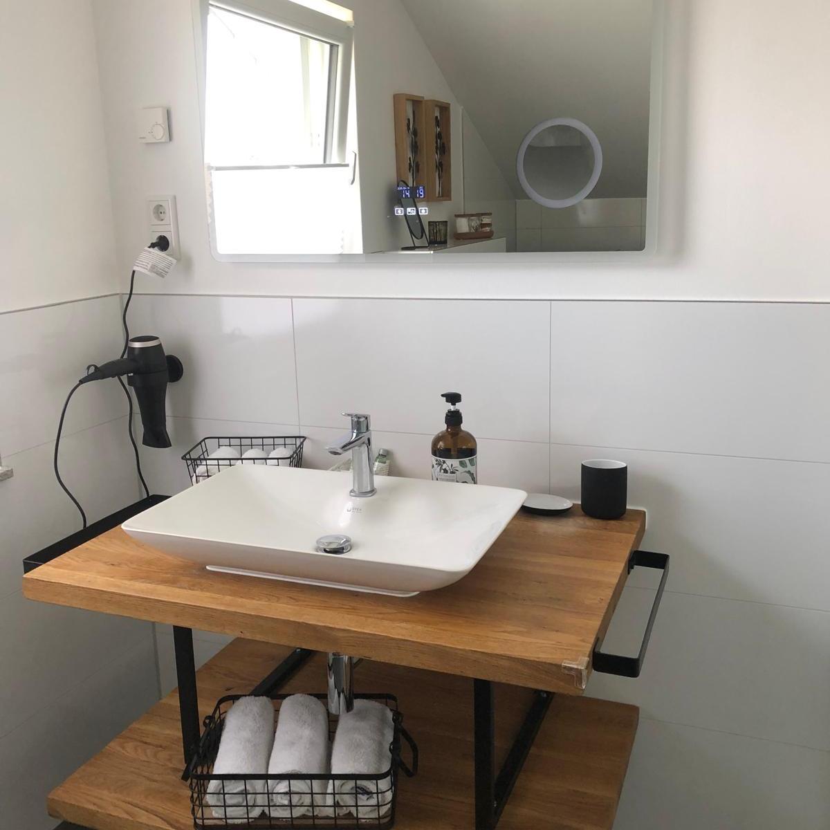 Badezimmer mit modernem Waschbecken und stilvollem Design