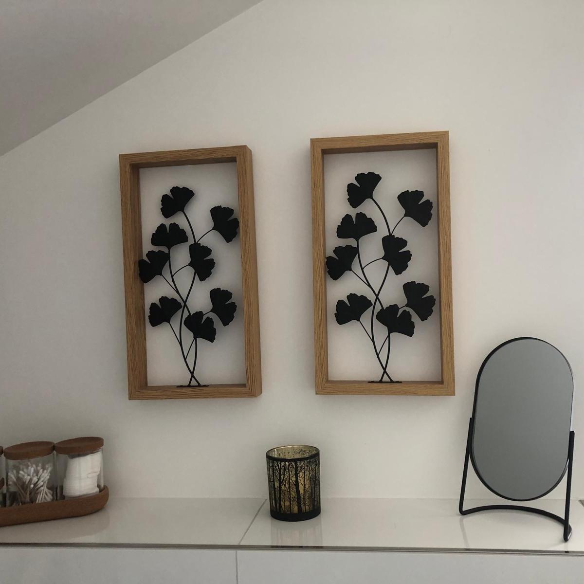 gemütlich eingerichtetes Badezimmer mit nützlichen Utensilien