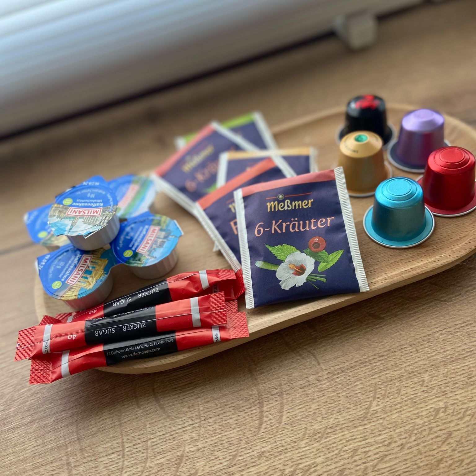 Willkommensset mit Kaffeekapseln, Teebeuteln, Milch und Zucker für einen genussvollen Start