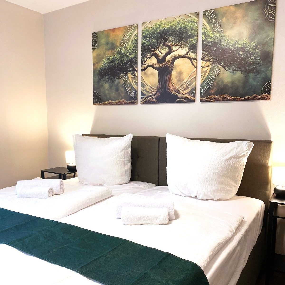 Bild vom Schlafzimmer mit einem Blick auf das Bett