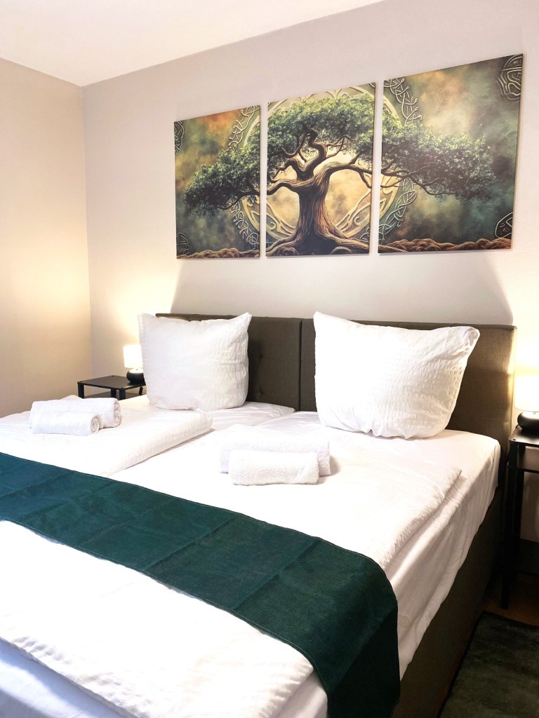 Bild vom Schlafzimmer mit einem Blick auf das Bett